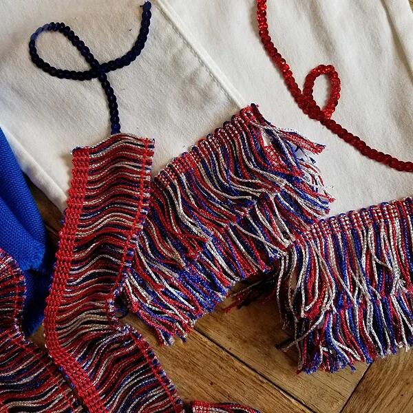 10 Yards Of 2" Metallic Chainette Fringe Trim | 10 Yard Cut Green 8 10 Yards Of 2" Metallic Chainette Fringe Trim | 10 Yard Cut Green - Image 6