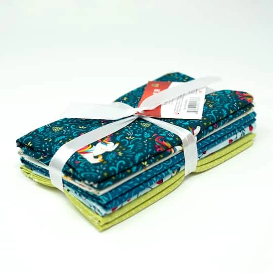 SINGER Christmas Unique Wishes 5 Piece Fat Quarter Bundle 4 SINGER Christmas Unique Wishes 5 Piece Fat Quarter Bundle - Image 2